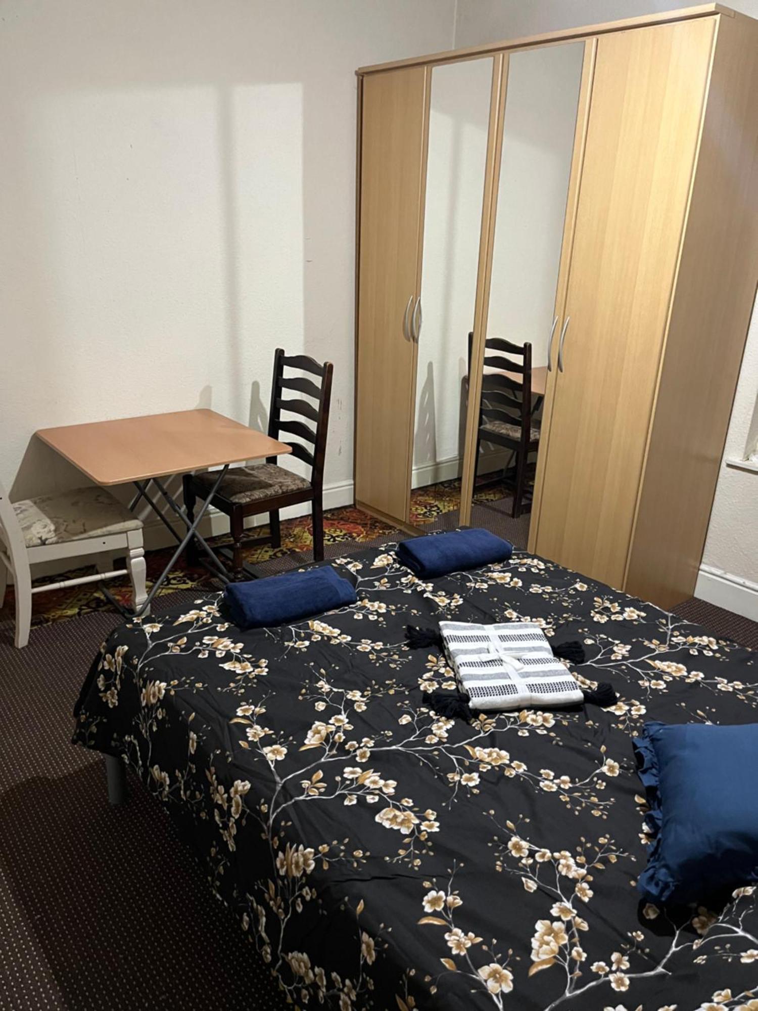 Uk Tudor House 3 *