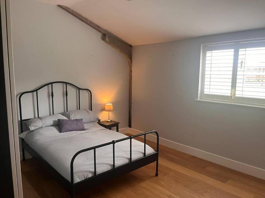 2 Bedroom Barn Conversion * Leicester