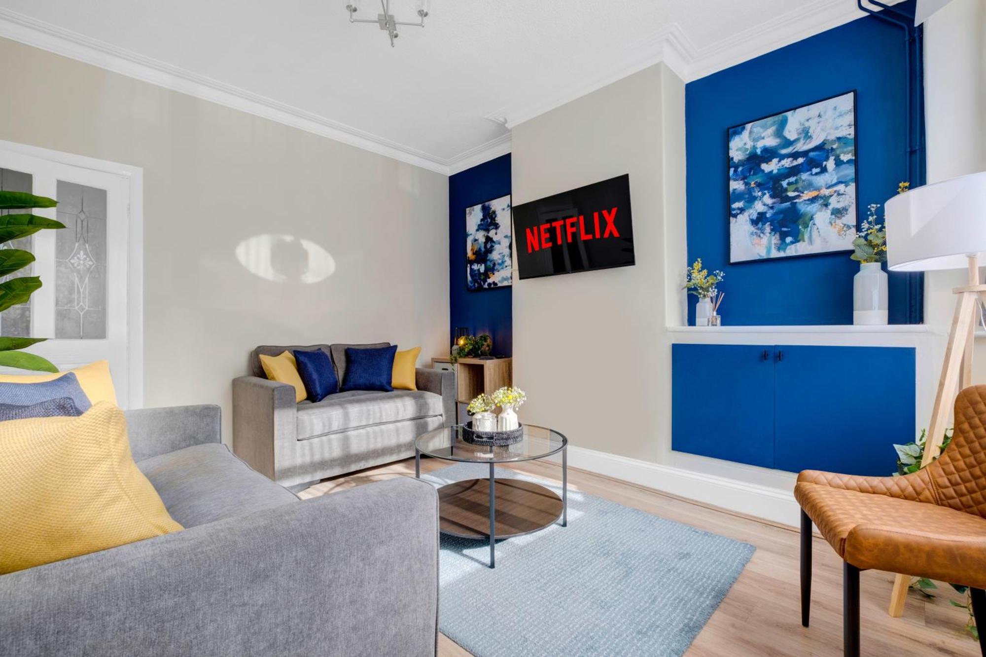 Inspira - Stylish Modern 2 Bedroom House - 7 Mins From M1 - Free Parking - Wifi & Smart Tv