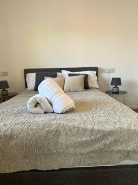 2 Bed House Waterside Luxury Living, Central Area Holiday home