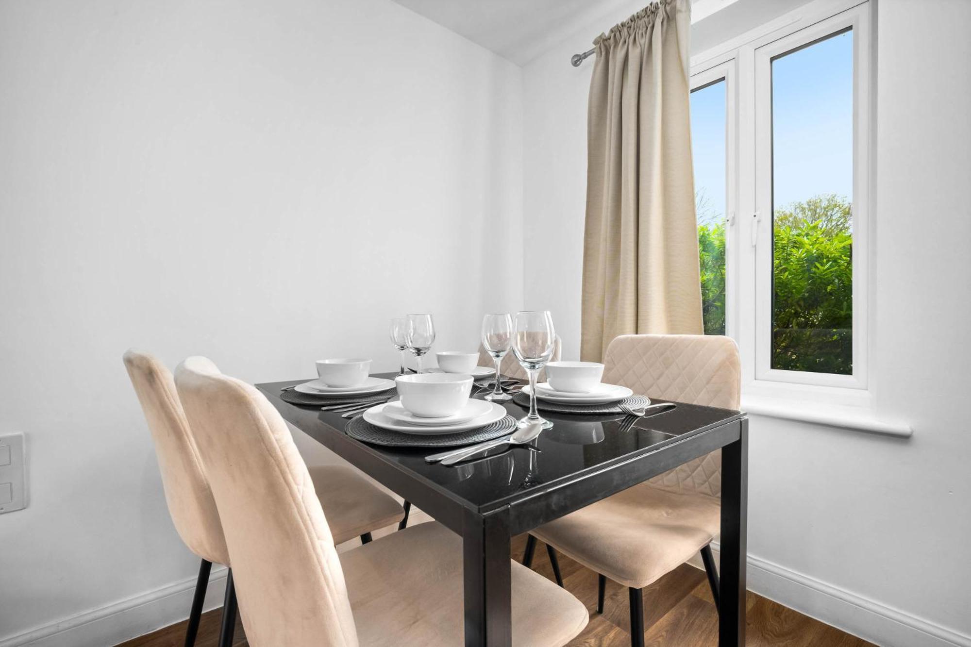 Spacious 4-bed House In Free Parking Leicester