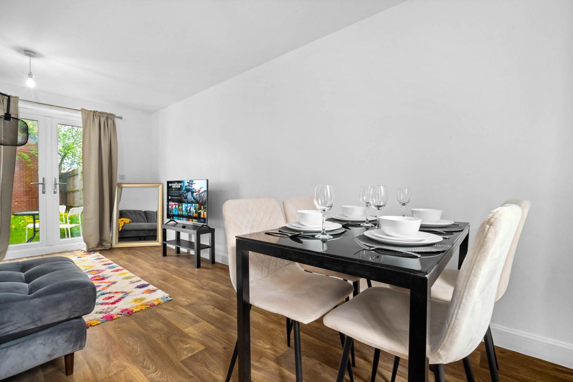 Holiday home Spacious 4-bed House In Free Parking *