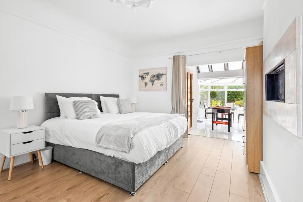 5 Bedroom Large For Contractors, Families And Groups Holiday home *