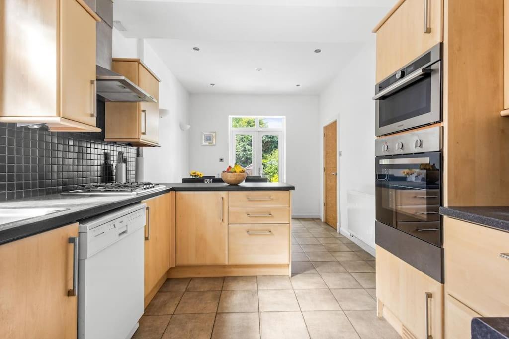 Holiday home 5 Bedroom Large For Contractors, Families And Groups