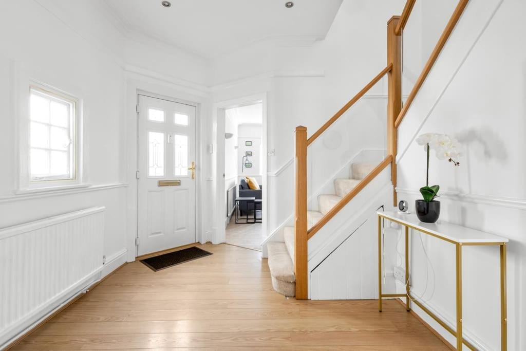 5 Bedroom Large For Contractors, Families And Groups Holiday home Leicester
