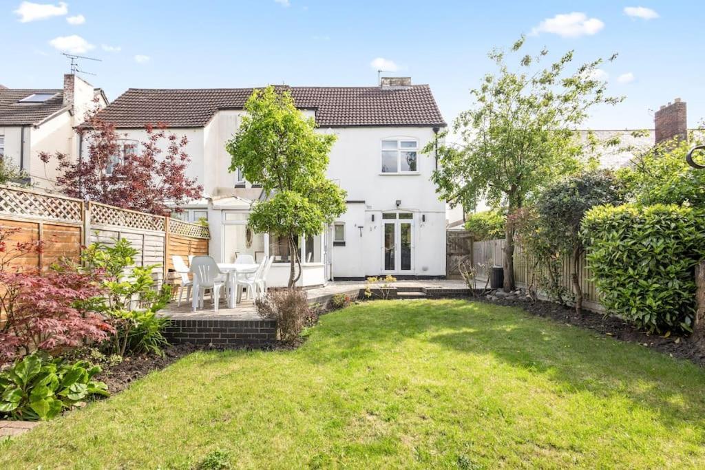 5 Bedroom Large For Contractors, Families And Groups Holiday home Leicester