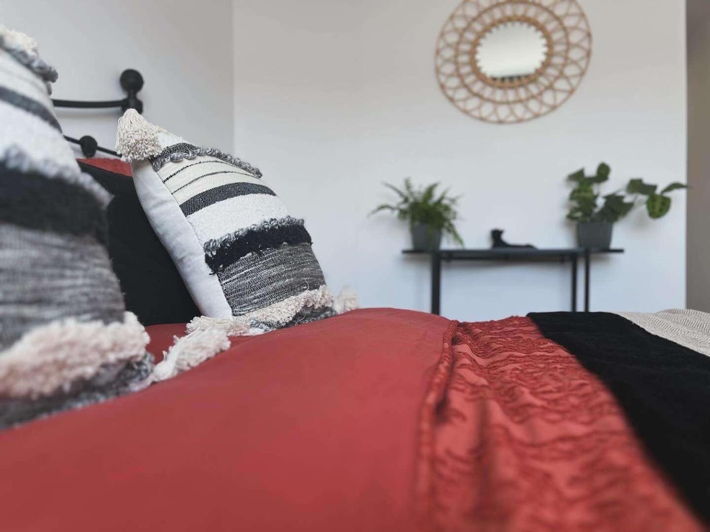 Deluxe City Centre King Apartment *