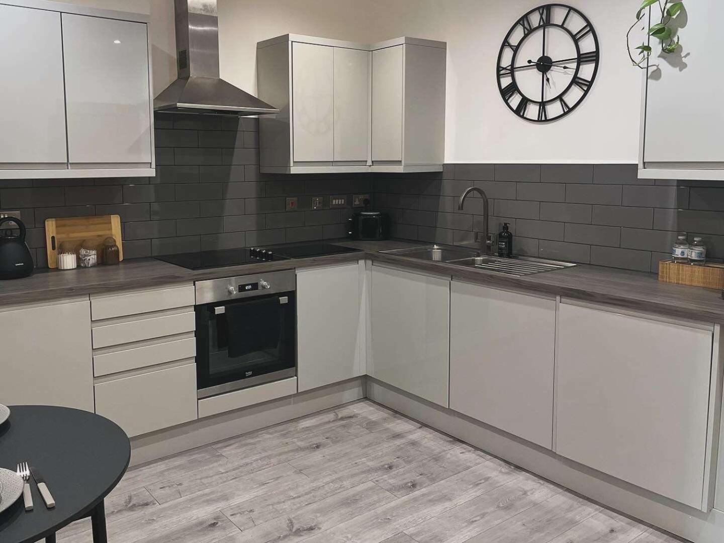Deluxe City Centre King Apartment *