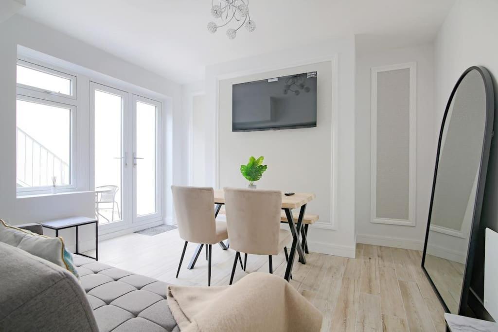 Apartment The Aston 2 Bedroom With Patio *