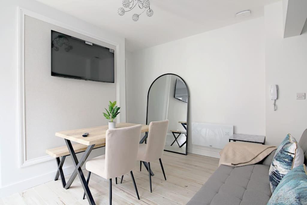 The Aston 2 Bedroom With Patio Apartment