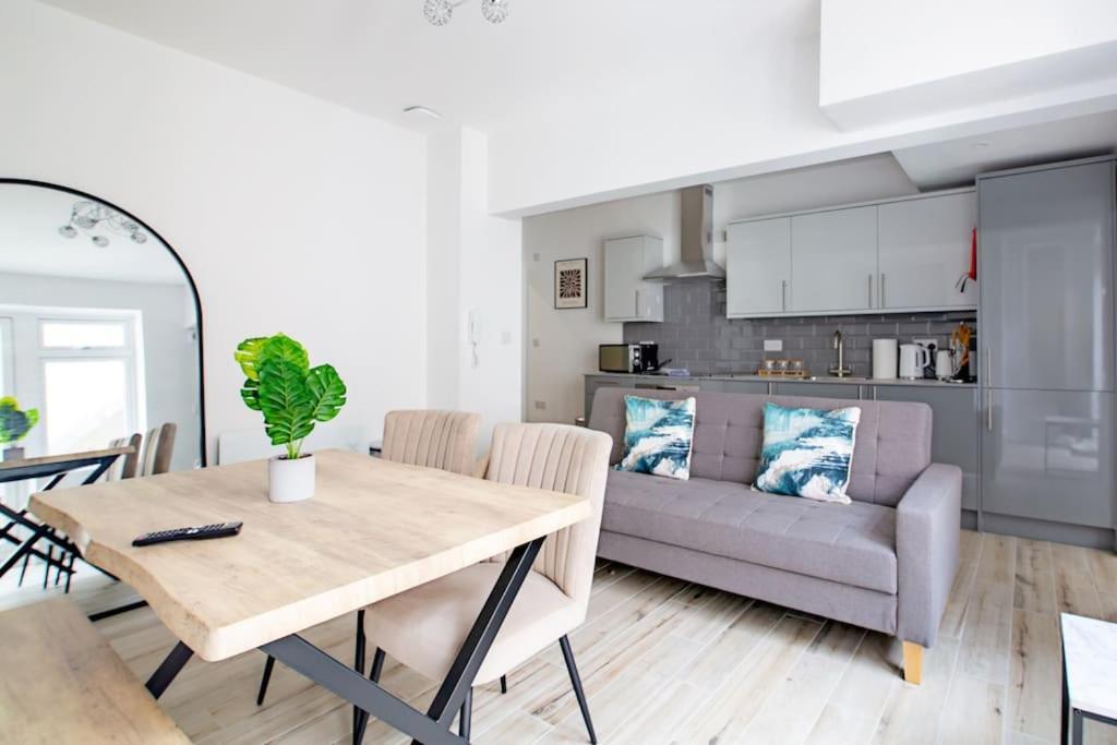 Apartment The Aston 2 Bedroom With Patio *