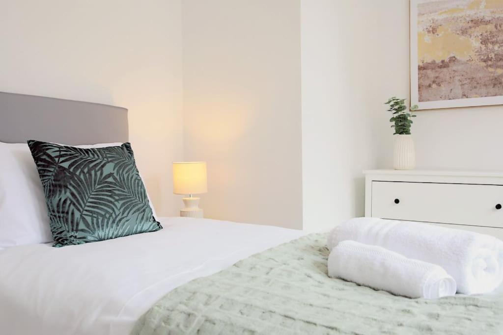 The Aston 2 Bedroom With Patio Apartment *
