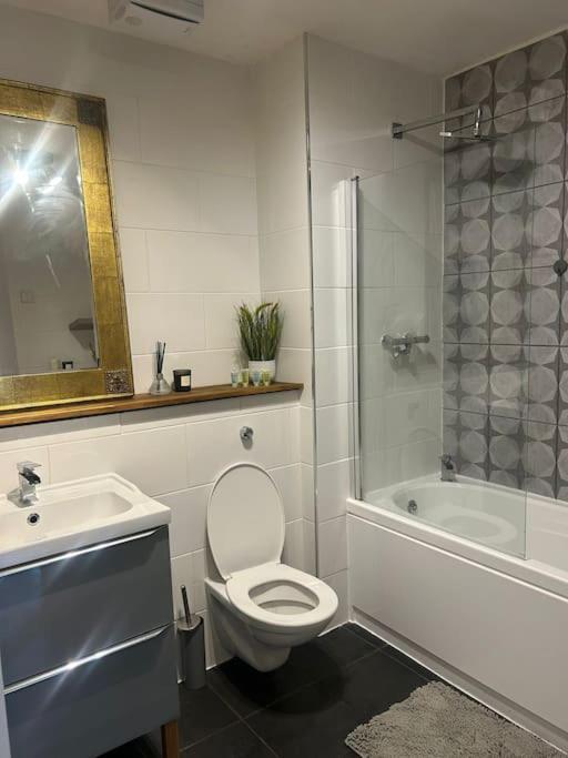 Apartment Spacious With Free Parking, Sleeps 6