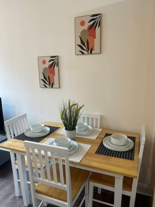Spacious With Free Parking, Sleeps 6 Apartment Leicester