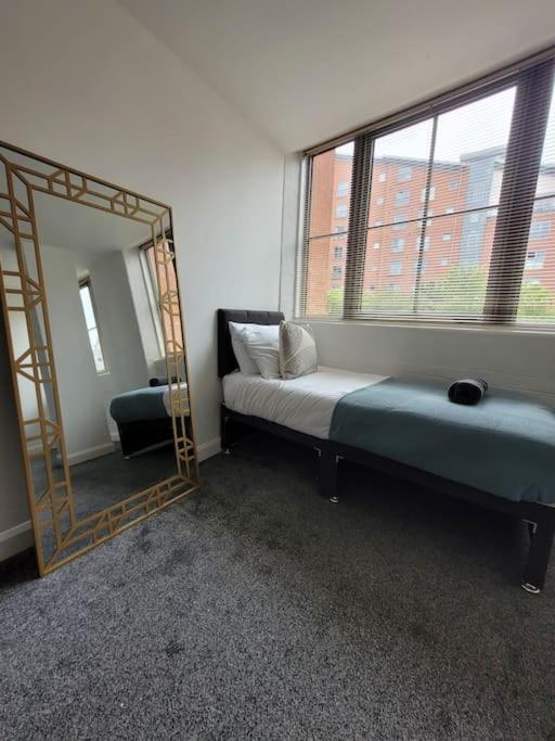 Apartment Spacious With Free Parking, Sleeps 6 Leicester