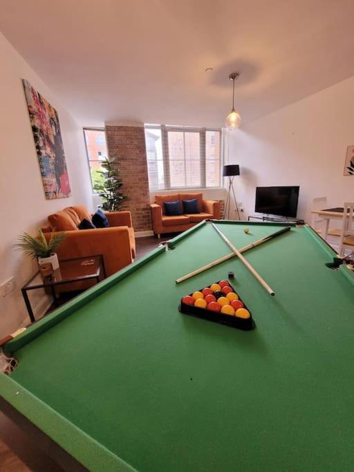 Spacious With Free Parking, Sleeps 6 Apartment