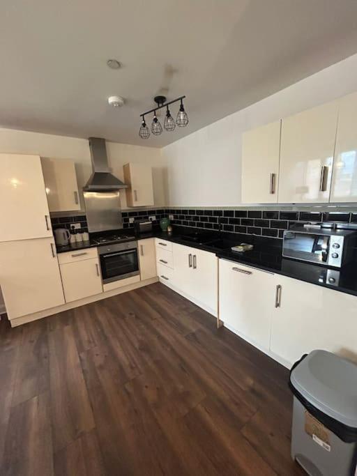 Spacious With Free Parking, Sleeps 6 *