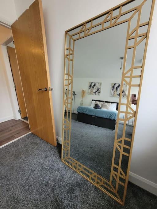 Apartment Spacious With Free Parking, Sleeps 6