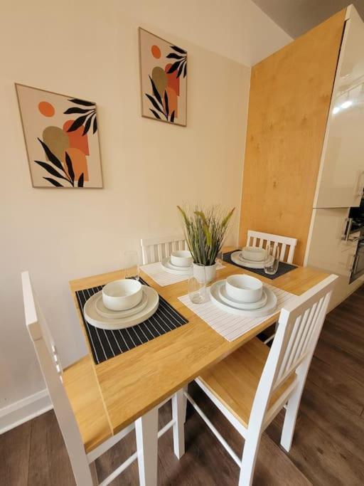 Apartment Spacious With Free Parking, Sleeps 6 *