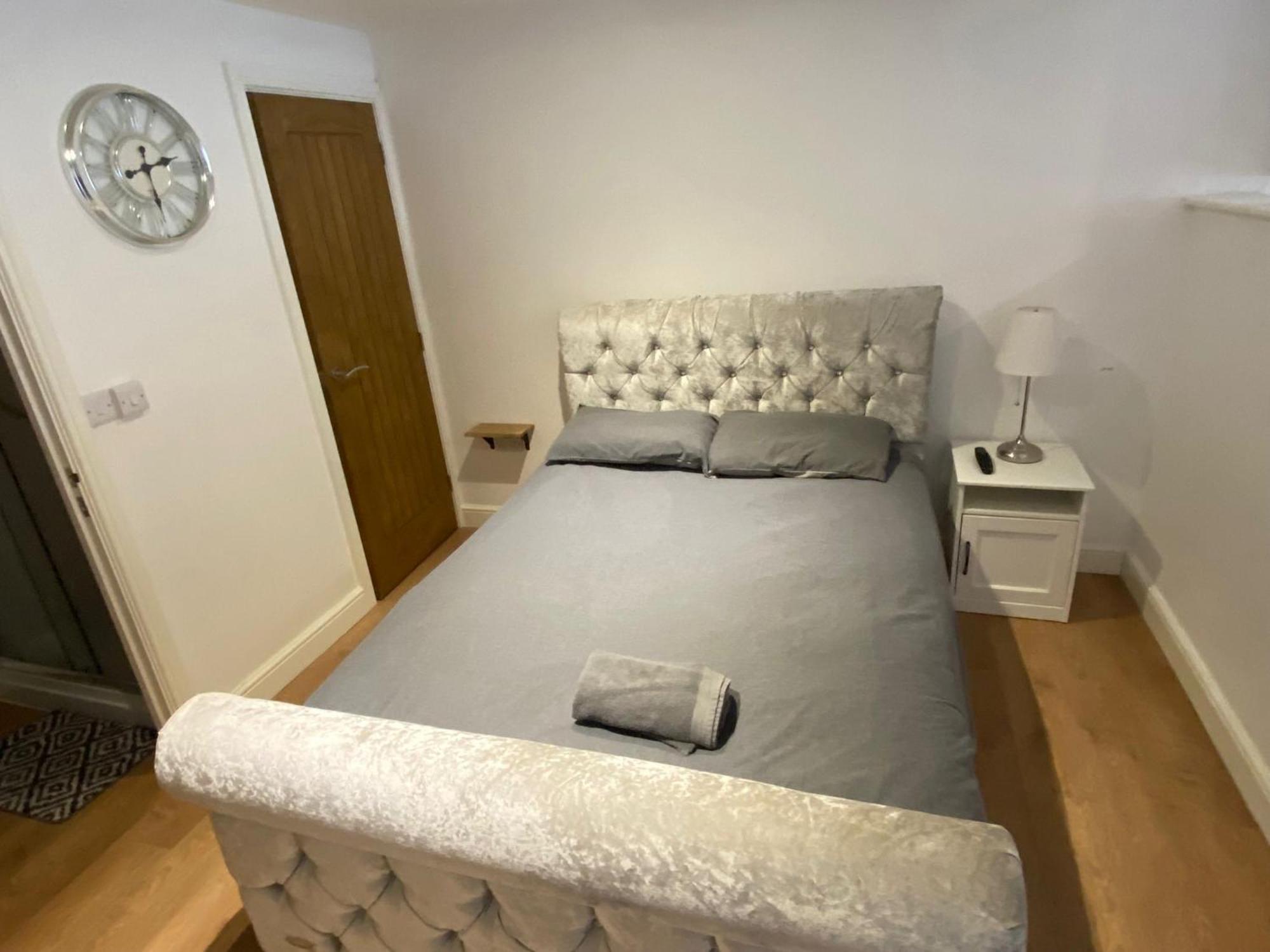 4 - Free Street Parking Apartment *