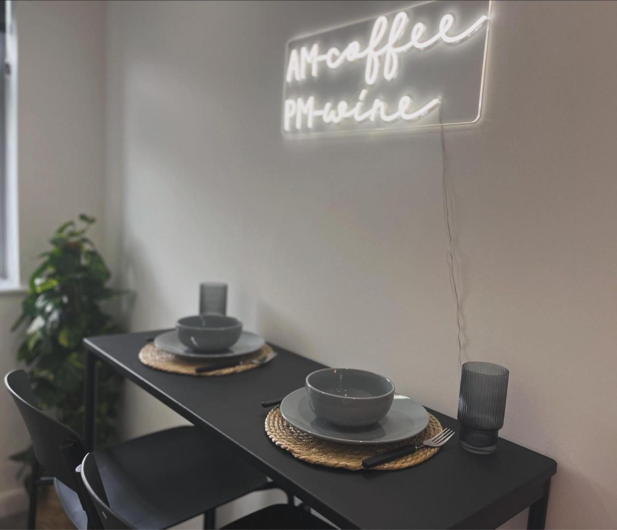 Cozy Central Double Suite - Free Gym! Apartment