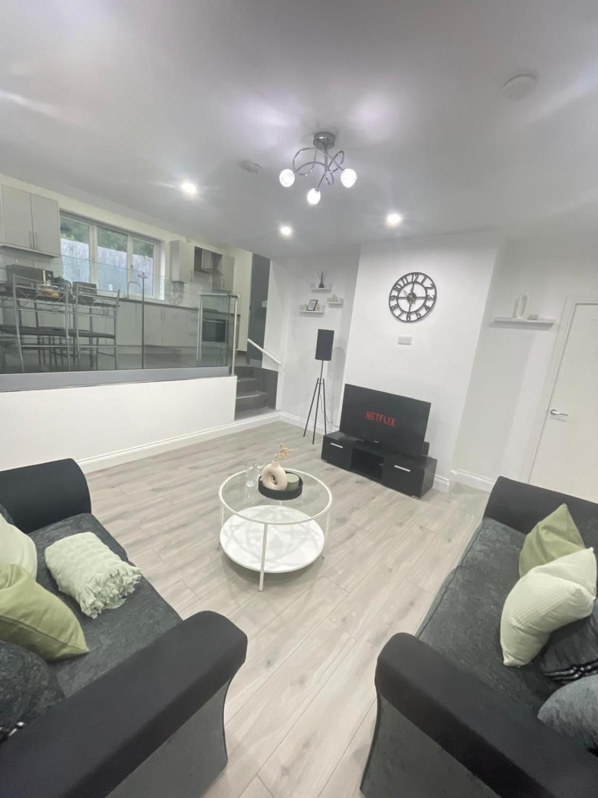 Private Two Bedroom Deluxe With Large Garden And Free Parking Apartment
