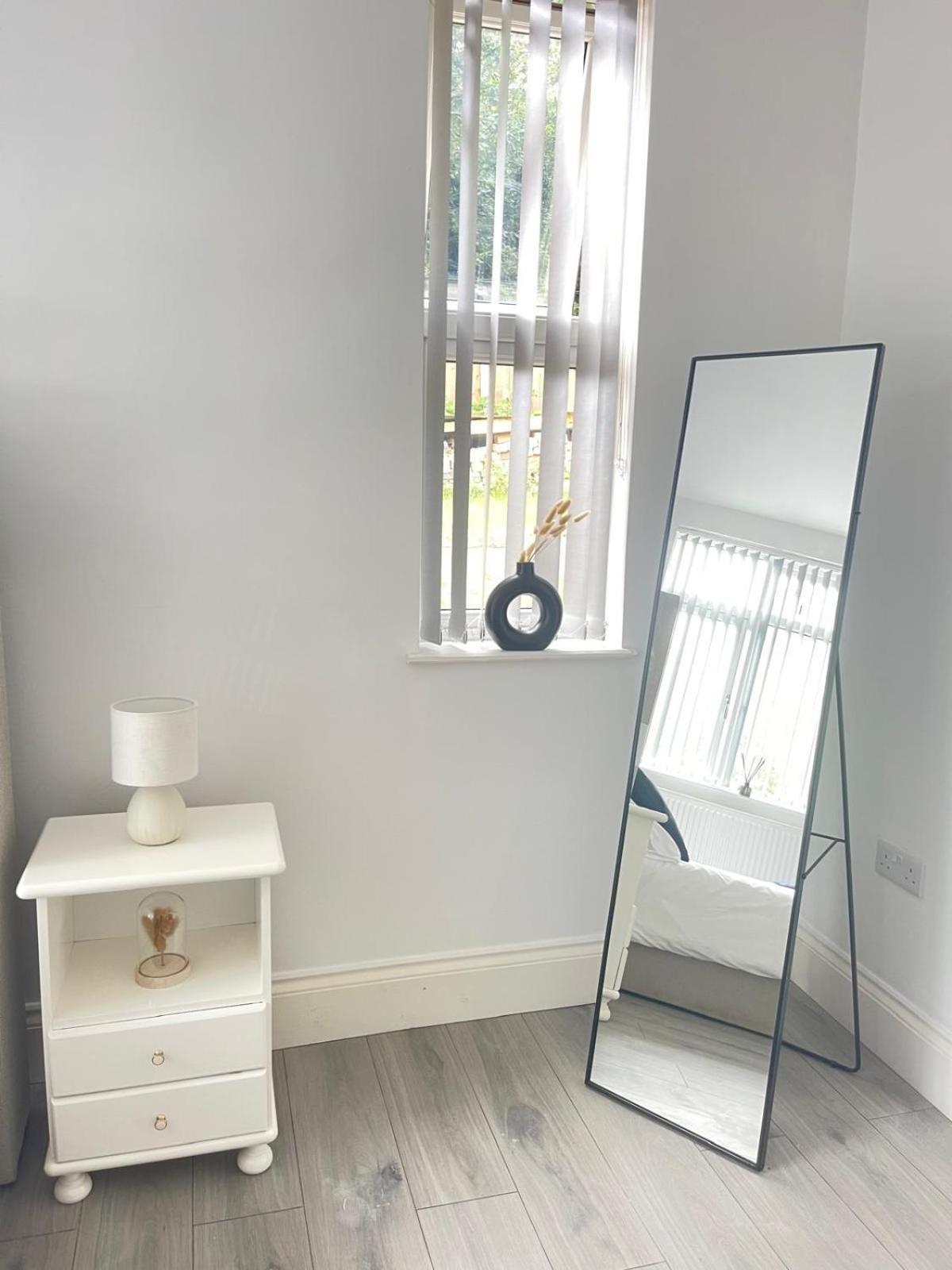 Private Two Bedroom Deluxe With Large Garden And Free Parking *
