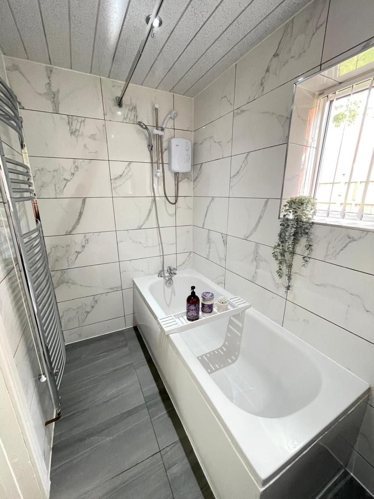 Private Two Bedroom Deluxe With Large Garden And Free Parking Apartment