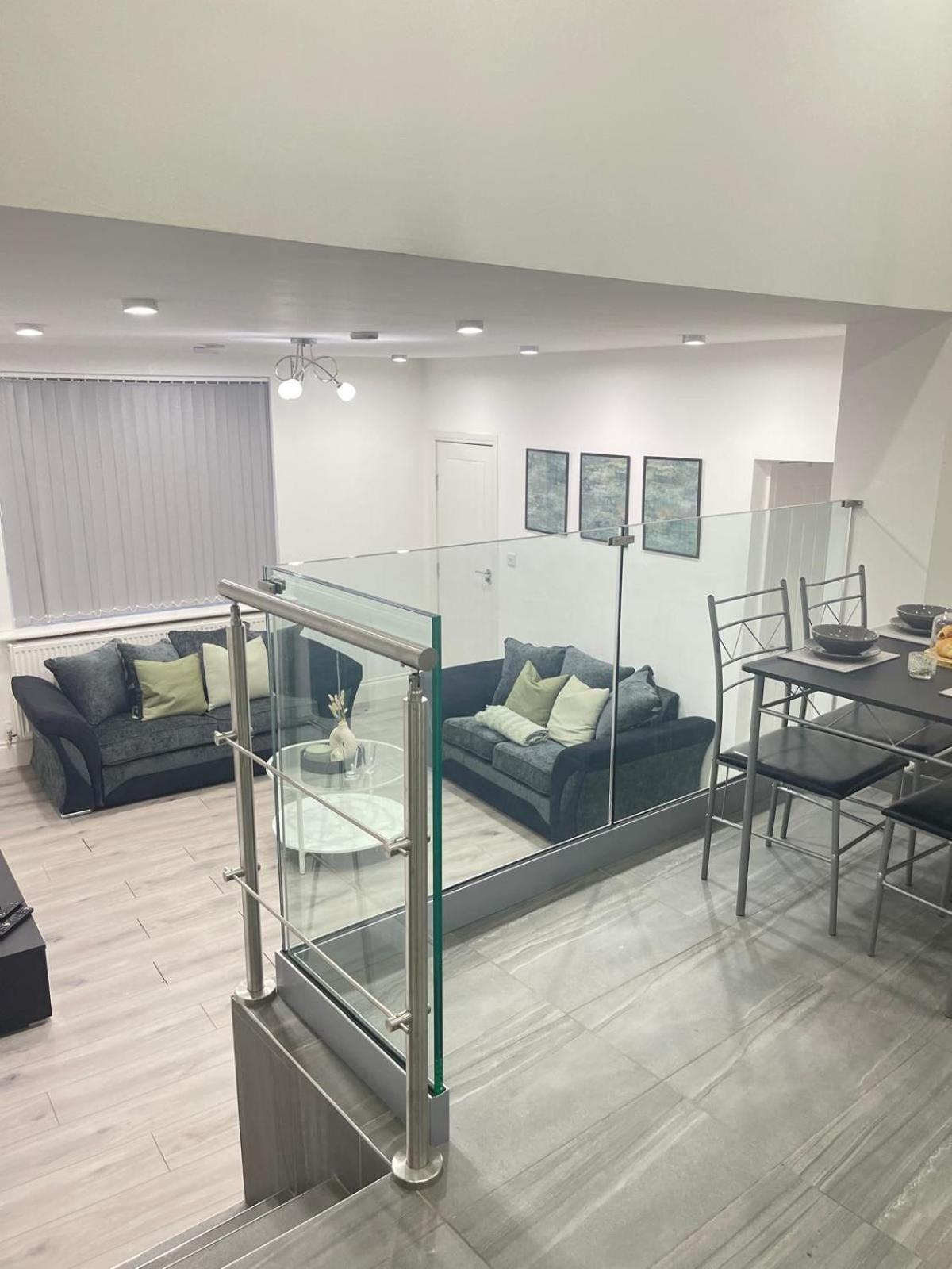 Private Two Bedroom Deluxe With Large Garden And Free Parking Apartment *