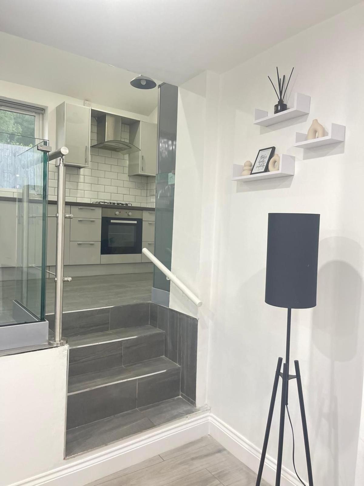Apartment Private Two Bedroom Deluxe With Large Garden And Free Parking *