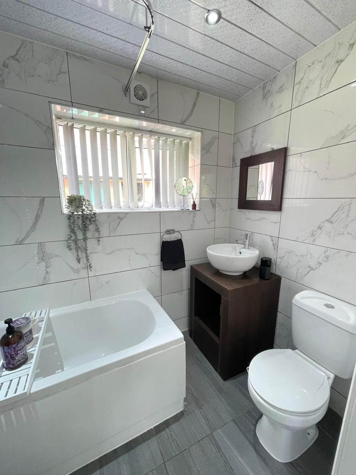 Private Two Bedroom Deluxe With Large Garden And Free Parking Apartment Leicester
