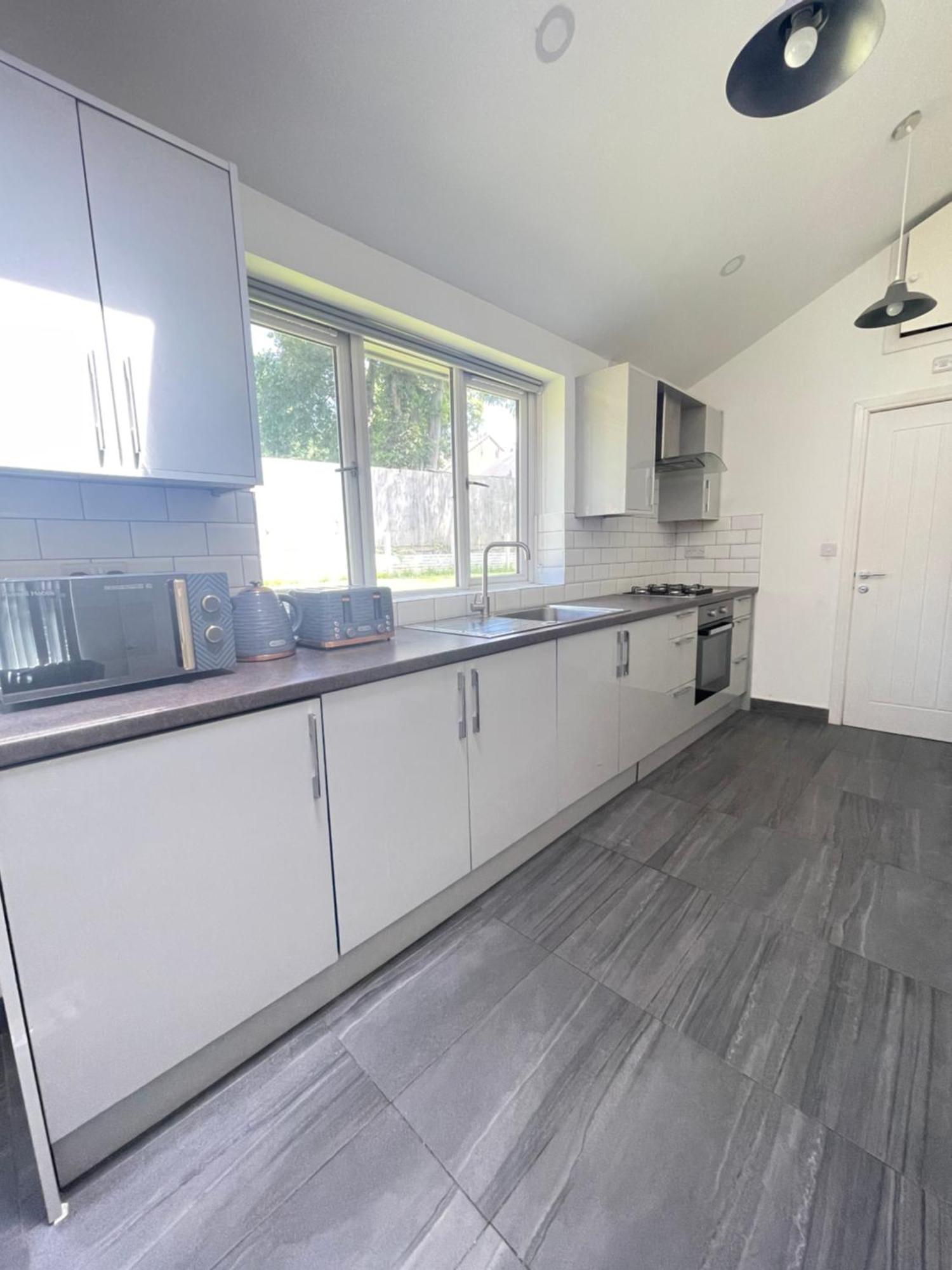 Private Two Bedroom Deluxe With Large Garden And Free Parking *