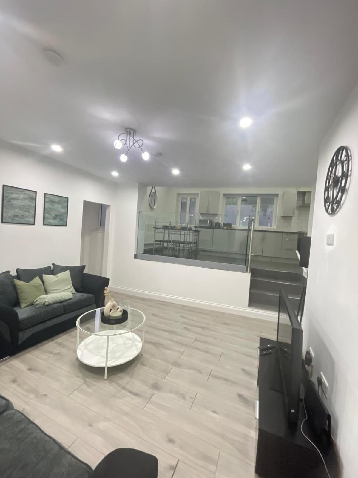 Apartment Private Two Bedroom Deluxe With Large Garden And Free Parking