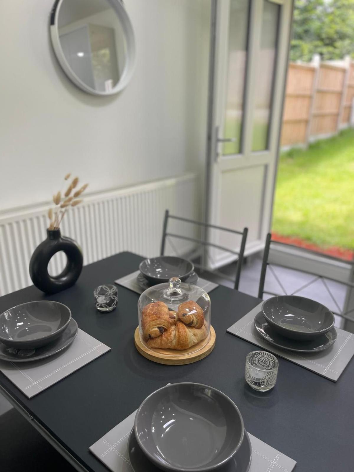 Apartment Private Two Bedroom Deluxe With Large Garden And Free Parking *