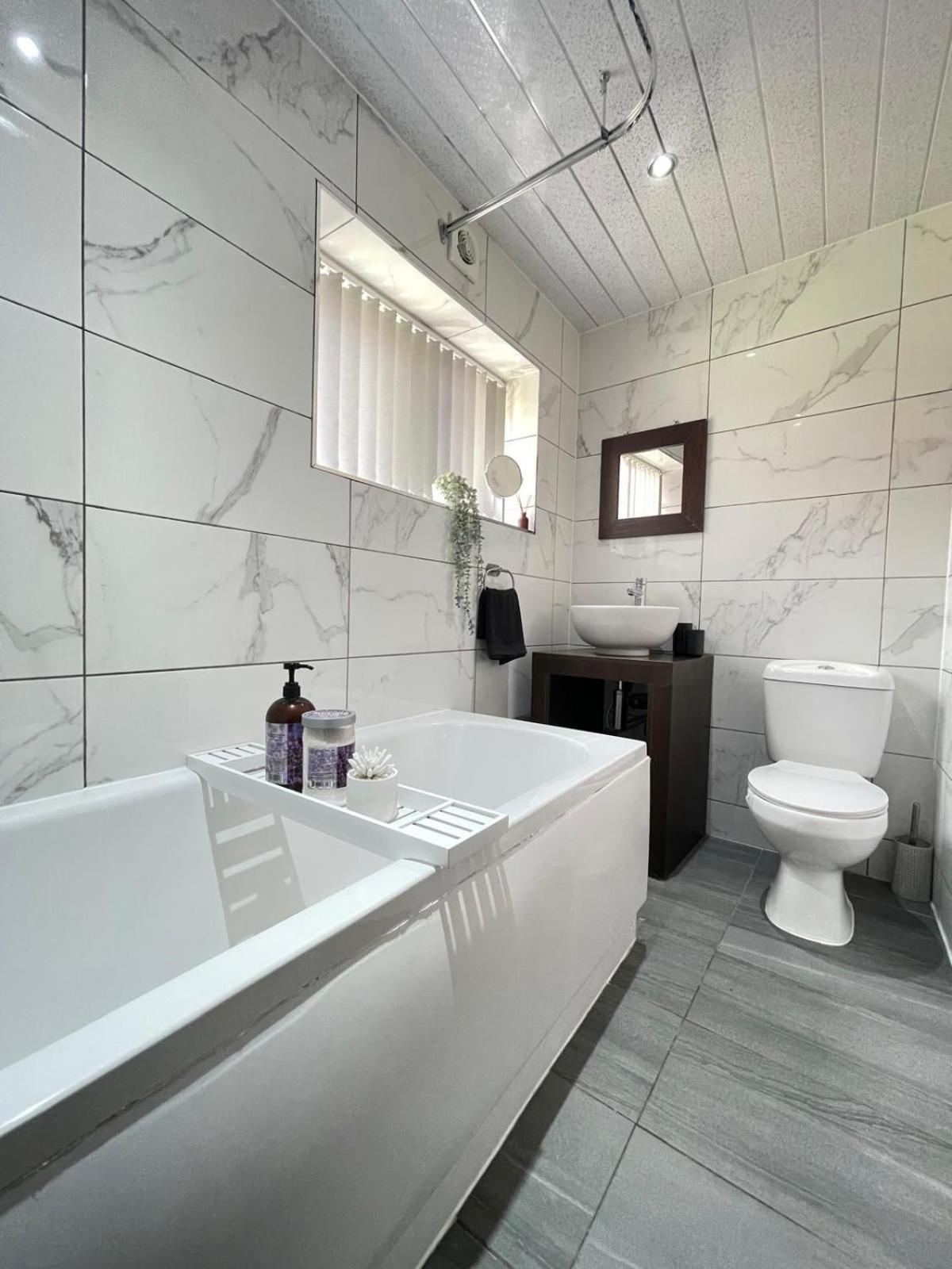 Apartment Private Two Bedroom Deluxe With Large Garden And Free Parking *