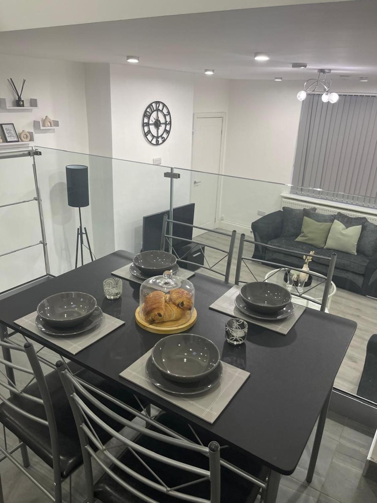 Apartment Private Two Bedroom Deluxe With Large Garden And Free Parking
