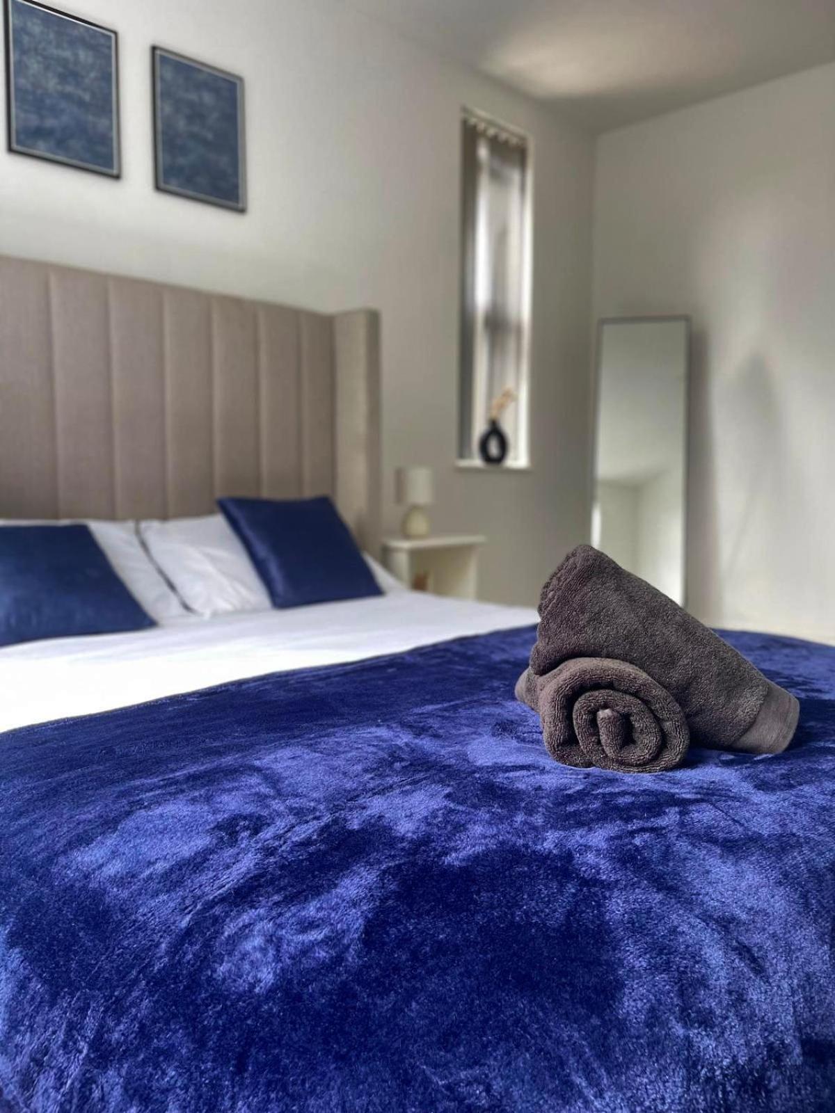 Private Two Bedroom Deluxe With Large Garden And Free Parking Apartment *