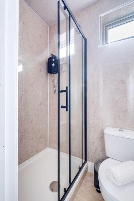 Cozy Nook-hot Tub, Sleeps 8, Free Parking, Netflix