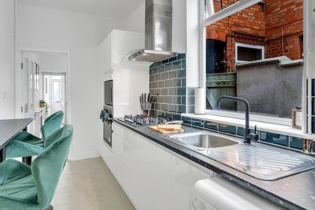 Cozy Nook-hot Tub, Sleeps 8, Free Parking, Netflix Leicester
