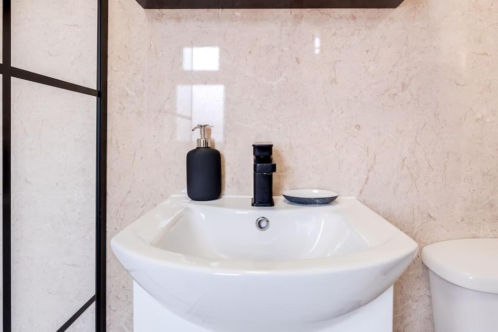 Cozy Nook-hot Tub, Sleeps 8, Free Parking, Netflix *