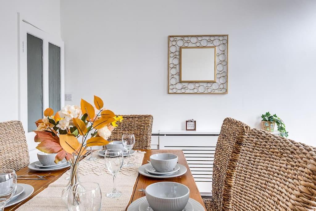 Cozy Nook-hot Tub, Sleeps 8, Free Parking, Netflix *