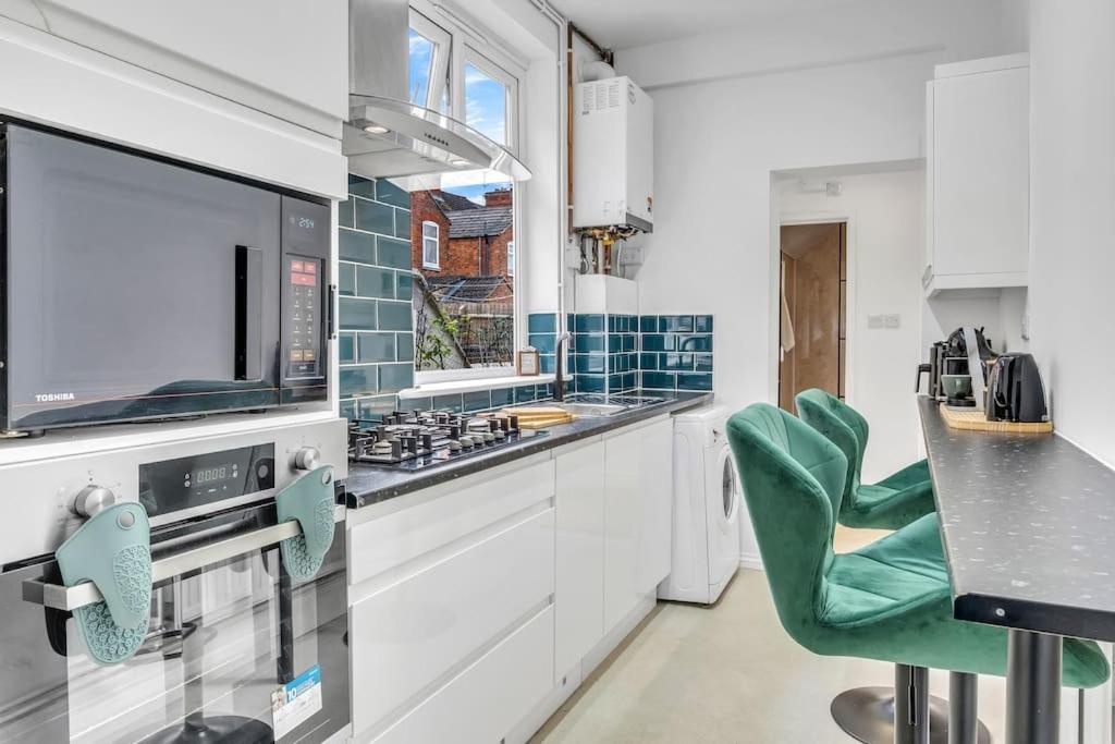 Cozy Nook-hot Tub, Sleeps 8, Free Parking, Netflix