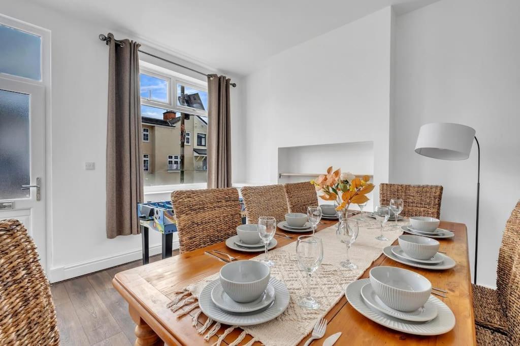 Holiday home Cozy Nook-hot Tub, Sleeps 8, Free Parking, Netflix
