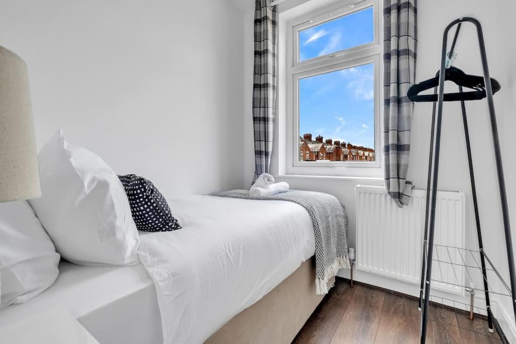 Cozy Nook-hot Tub, Sleeps 8, Free Parking, Netflix Holiday home *