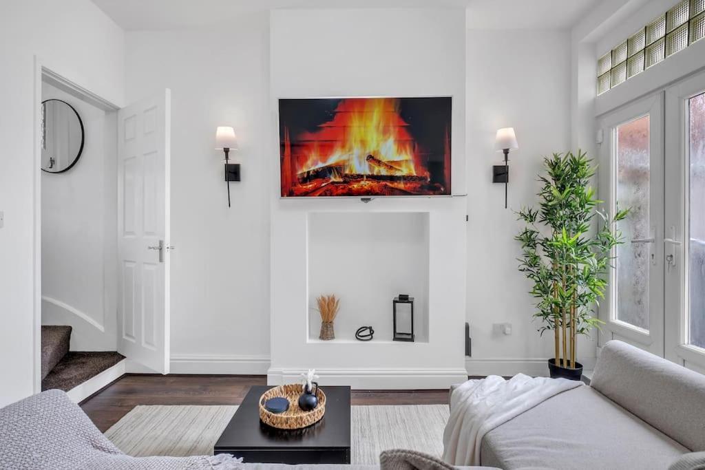 Cozy Nook-hot Tub, Sleeps 8, Free Parking, Netflix Holiday home Leicester