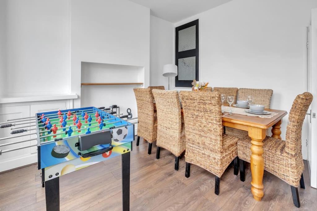 Cozy Nook-hot Tub, Sleeps 8, Free Parking, Netflix Holiday home