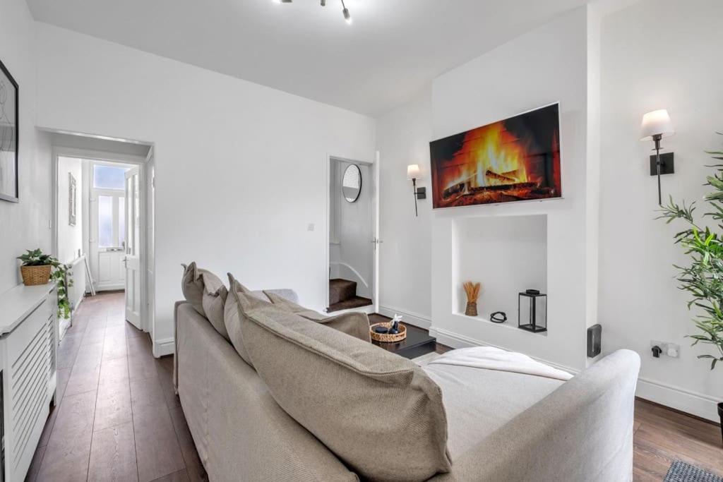 Cozy Nook-hot Tub, Sleeps 8, Free Parking, Netflix Leicester