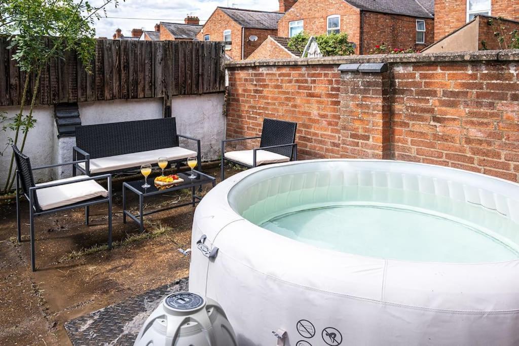 Cozy Nook-hot Tub, Sleeps 8, Free Parking, Netflix