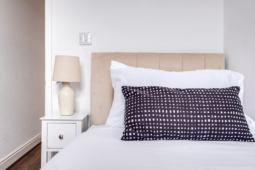 Cozy Nook-hot Tub, Sleeps 8, Free Parking, Netflix Holiday home