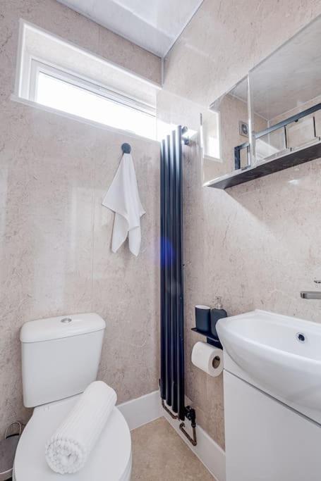 Cozy Nook-hot Tub, Sleeps 8, Free Parking, Netflix * Leicester